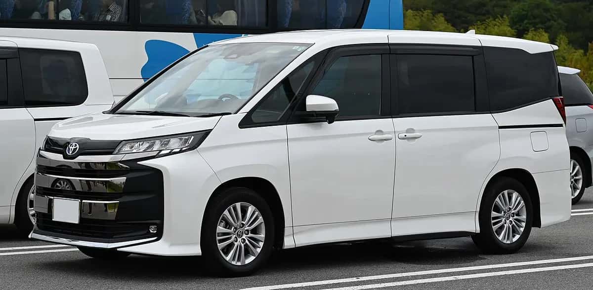 Toyota Voxy — Modellfoto